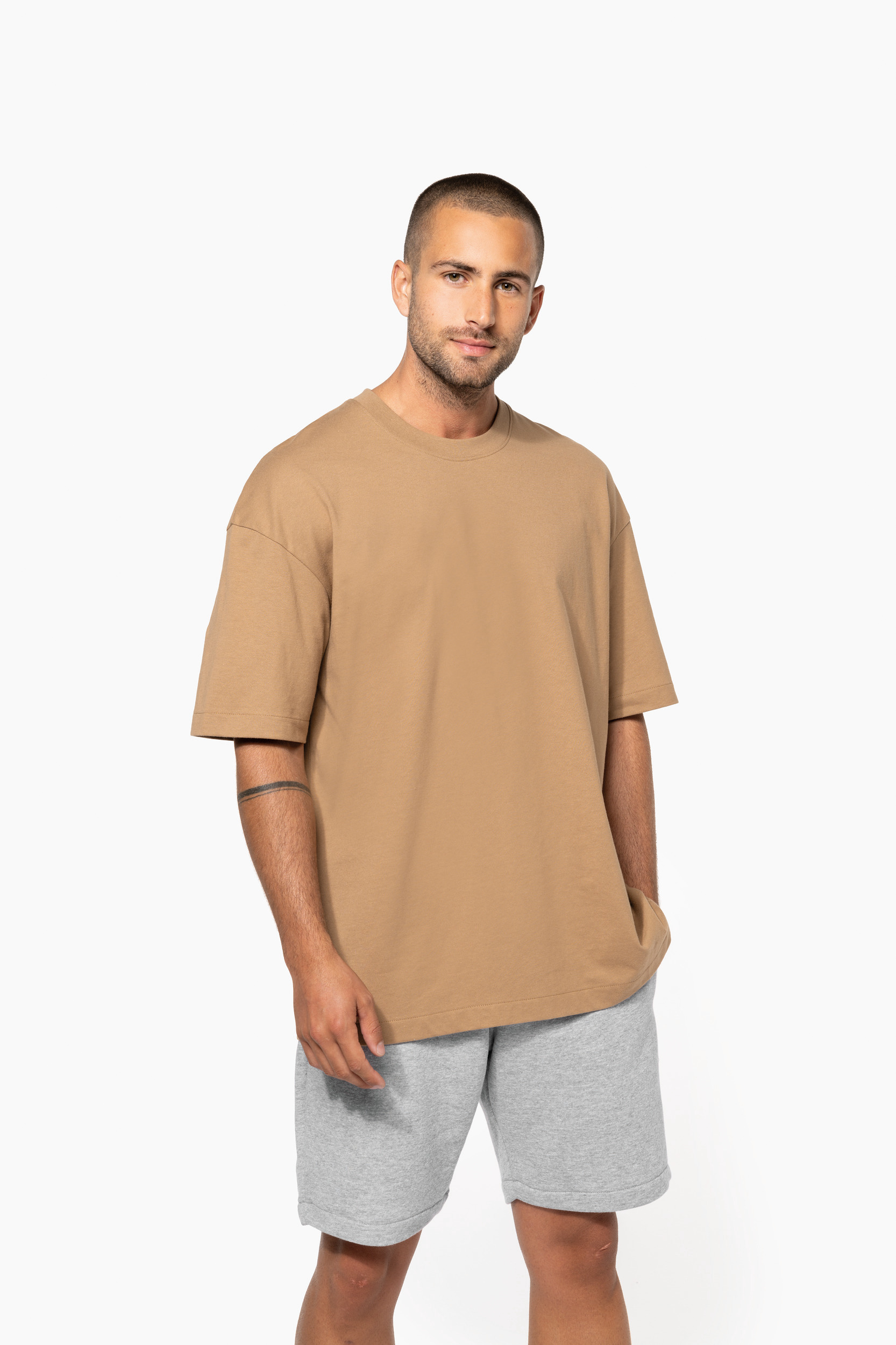 Camiseta unisex oversize K3008 220 g/m² – TopTex 2 Camiseta unisex oversize K3008 220 g/m² vista modelo 1
